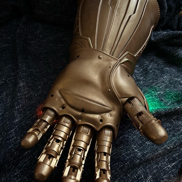 Marvel Infinity Gauntlet Toy with Multicolor Stones - Picture 3 of 8